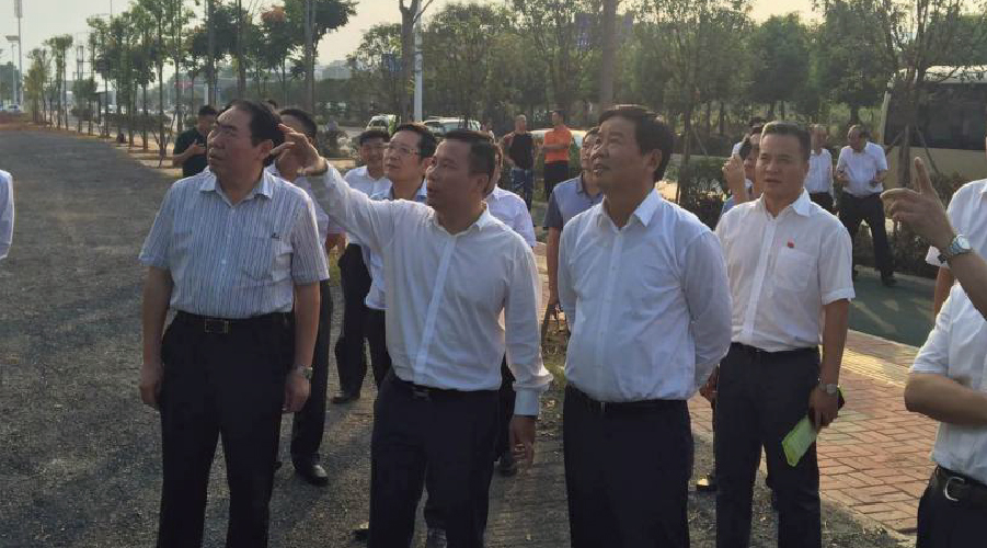 湖南省副省长何报翔一行考察湖南长鹿度假区项目